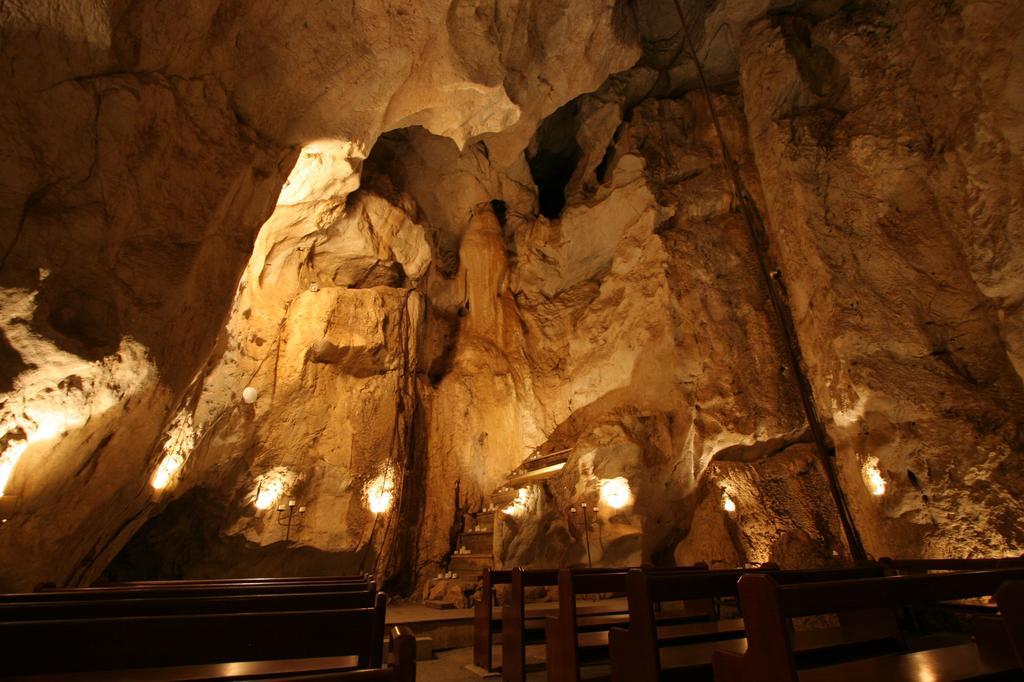 Capricorn Caves Hotel Rockhampton Exterior photo